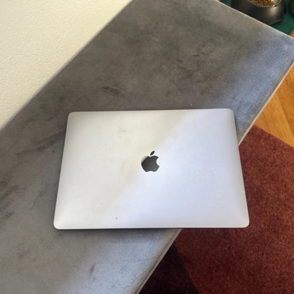 Apple MacBook Air 2018 with Black and Silver Design - Picture 3 of 8